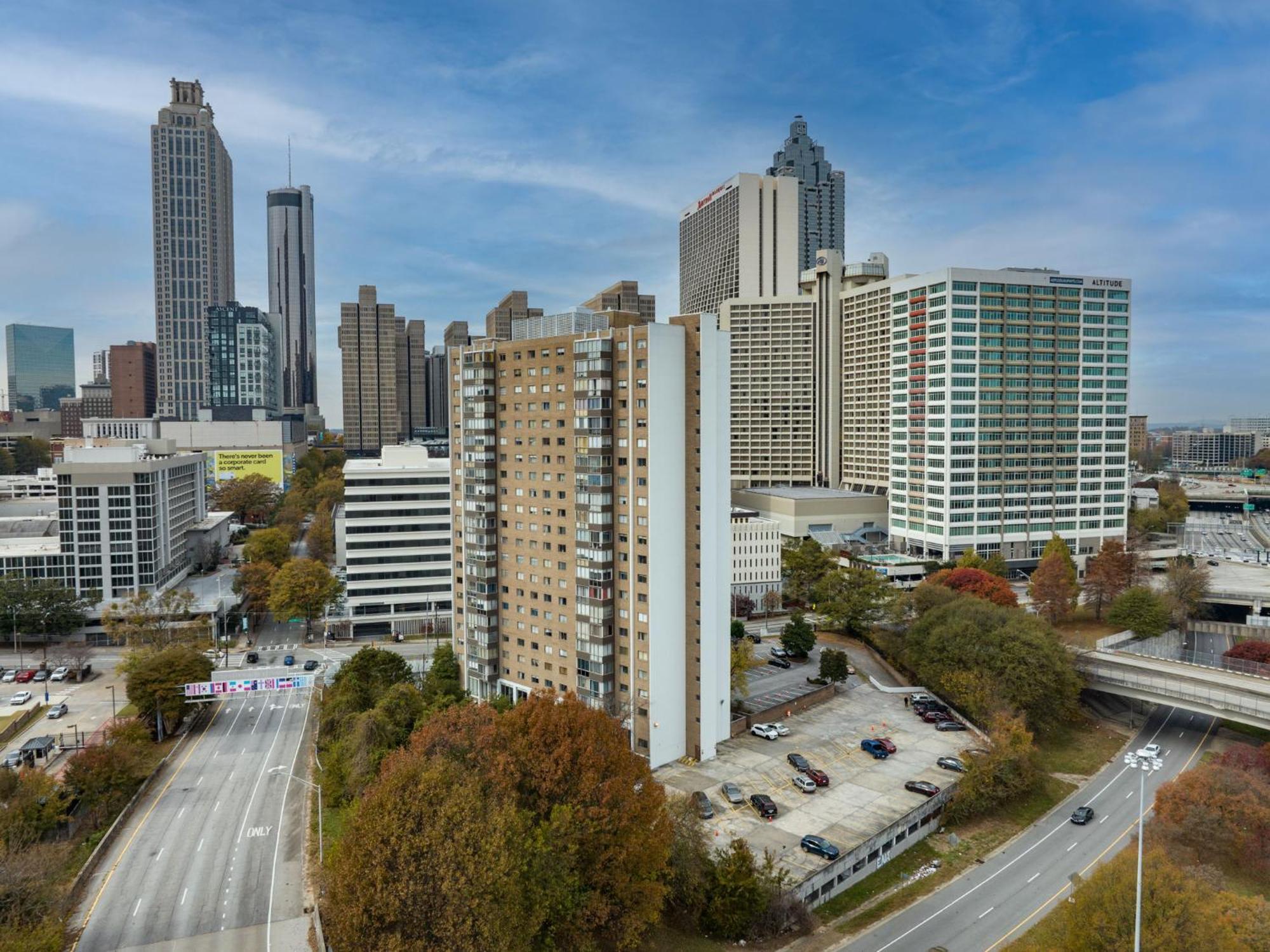 21Floor-Renovated 2Br,1Bath King And Queen Bed And Parking アトランタ エクステリア 写真